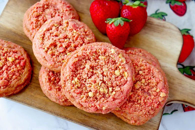 Strawberry Crunch Cookies